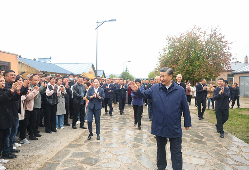 9月6日至8日，中共中央總書記、國家主席、中央軍委主席習(xí)近平在黑龍江考察。這是6日下午，習(xí)近平在大興安嶺地區(qū)漠河市北極村考察時(shí)，向當(dāng)?shù)厝罕姄]手致意。