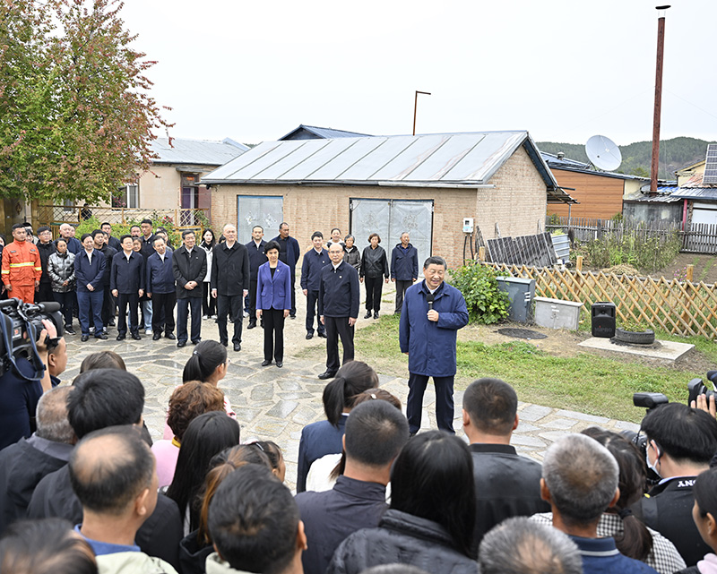 9月6日至8日，中共中央總書記、國家主席、中央軍委主席習(xí)近平在黑龍江考察。這是6日下午，習(xí)近平在大興安嶺地區(qū)漠河市北極村考察時(shí)，同當(dāng)?shù)厝罕娪H切交流。