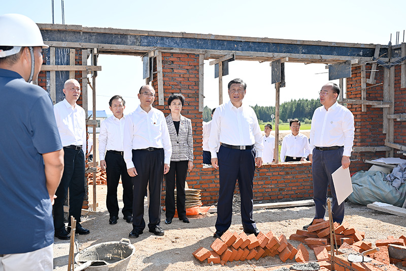 9月6日至8日，中共中央總書記、國家主席、中央軍委主席習(xí)近平在黑龍江考察。這是7日上午，習(xí)近平在遭受洪澇災(zāi)害的哈爾濱尚志市老街基鄉(xiāng)龍王廟村，察看水毀房屋重建情況。